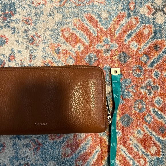 Cuyana pebbled leather wallet in caramel/chestnut - Picture 3 of 9